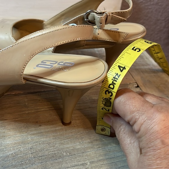 9 & Co Adorable Women’s tan sling back shiny heels Sz 8 - Picture 9 of 9
